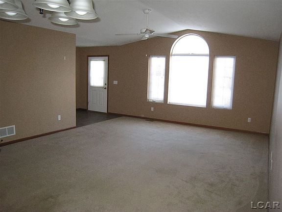 4th image of 601 Carriage Dr
