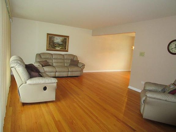 3rd image of 17146 University Ave