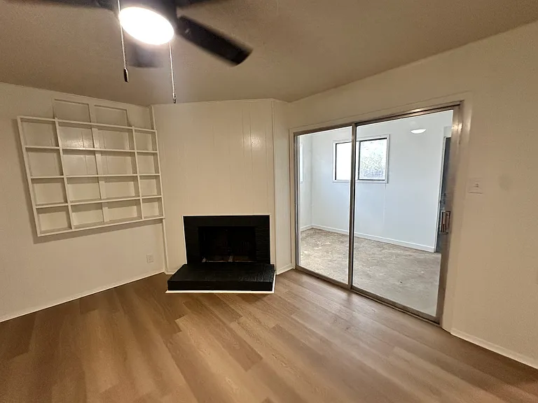 233 Robin Hood Trl — Photo 9