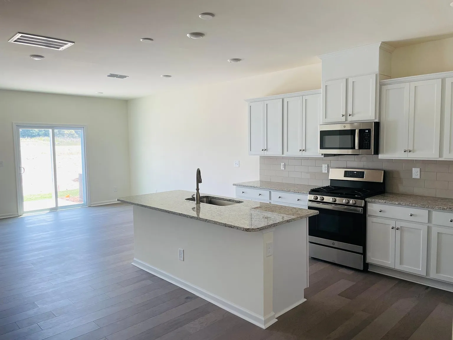 3 bed, 2.5 bath, 1666 sqft, $2,200 — Photo 2