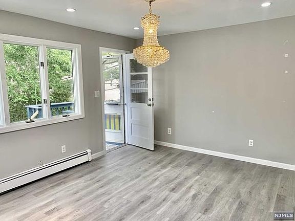 4th image of 487 Steinway Rd
