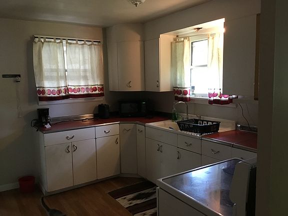 3rd image of 422 E Nixon Ave