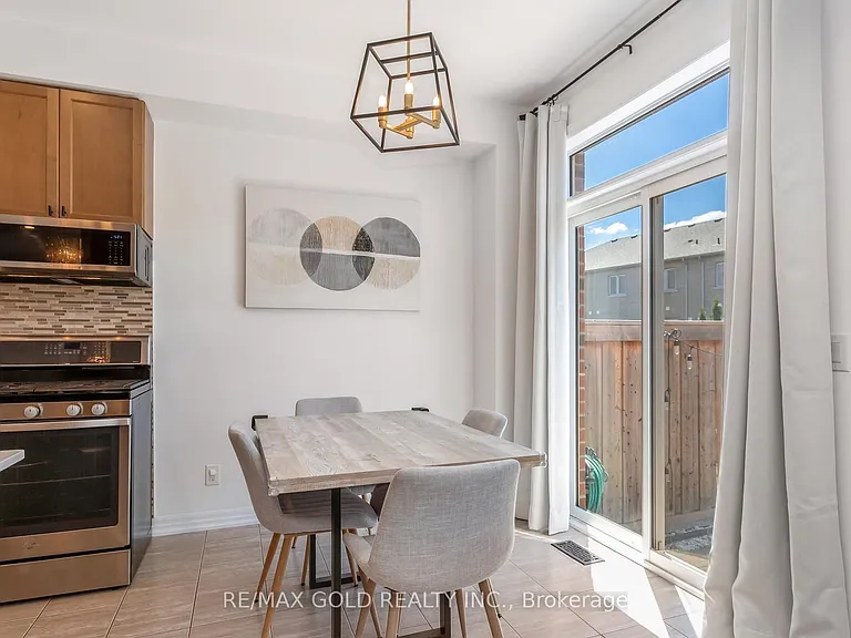112 Hanson Cres — Photo 18