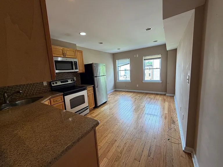 1725 W Berks St — Photo 17