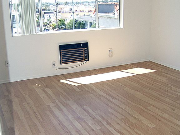4th image of 11660 Mayfield Ave APT 402
