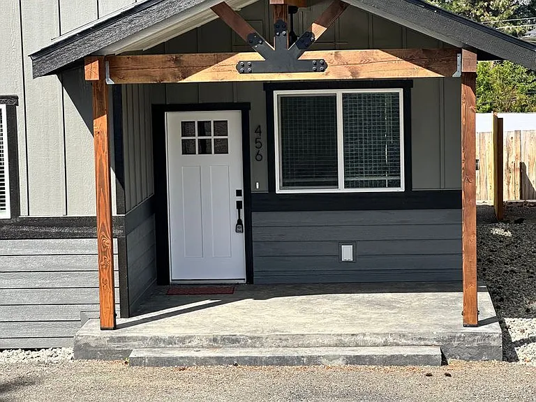 460 N James Ave — Photo 1