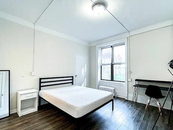 2nd image of 2841 Broadway #2L1