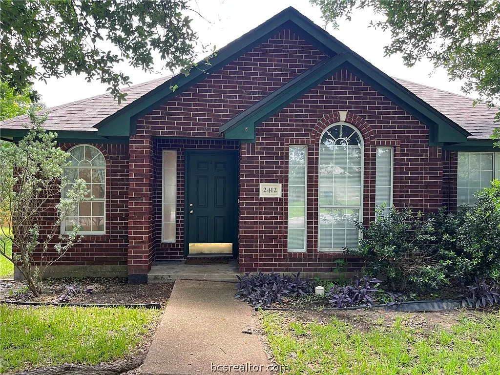 3 bed, 1330 sqft, $1,800 — Photo 2