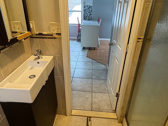 3rd image of 252 Parker St APT 3