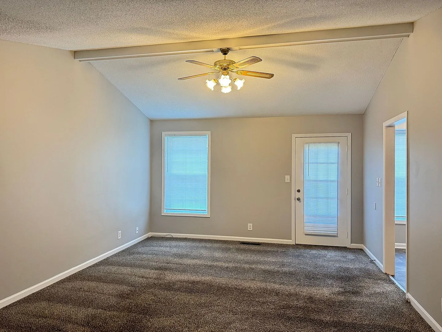 3 Bed/2 Bath home 1 car garage, Fenced in yard. 10 Min from Gate 1! — Photo 2