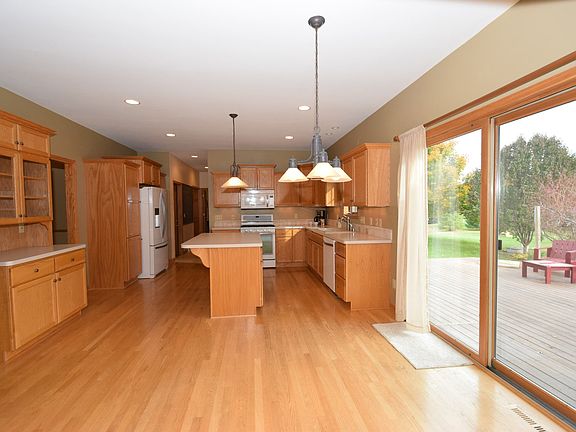 3rd image of 1484 Pheasant Ln