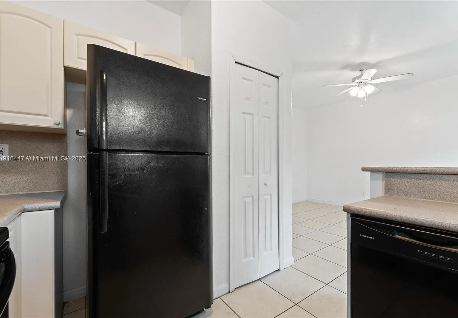 4 bed, 3.0 bath, 1423 sqft, $2,399 — Photo 4