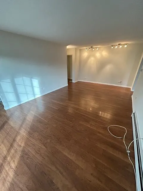 1 bed, 992 sqft, $1,950 — Photo 3