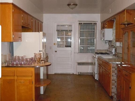 3rd image of 745 Quincy Ave #1