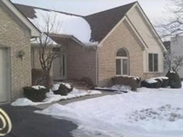 5379 Fairway Ct #1, West Bloomfield, MI 48323