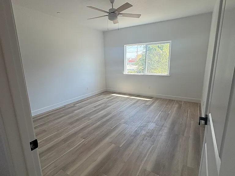 414 E Fremont St — Photo 5