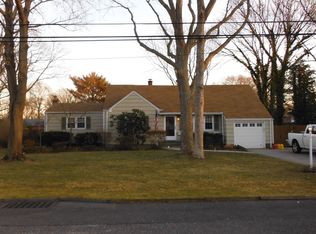 12 Dewey St, Sayville, NY 11782