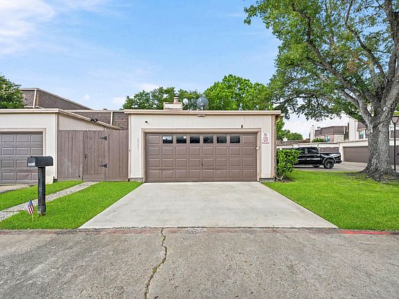 3rd image of 2931 Camelot Ln