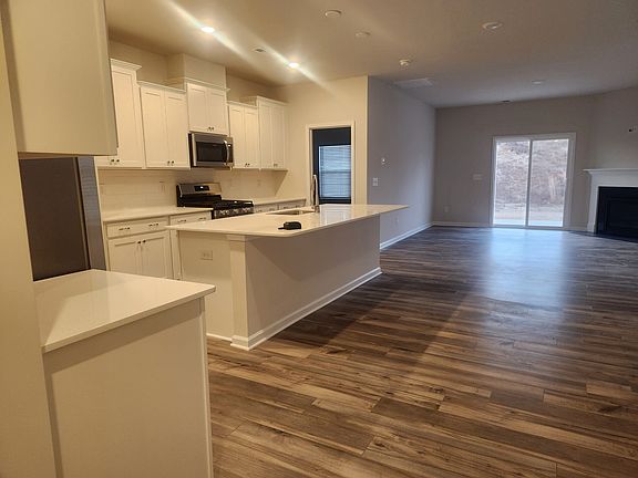 4th image of 210 Bean Springs Ct