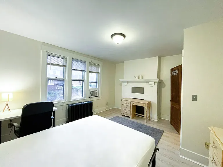 1041 Mirror St — Photo 17