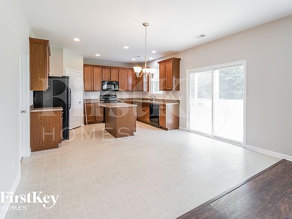 4th image of 200 Palmetto Village Cir
