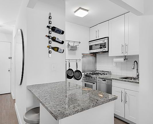 4th image of 7 E 14th St APT 826