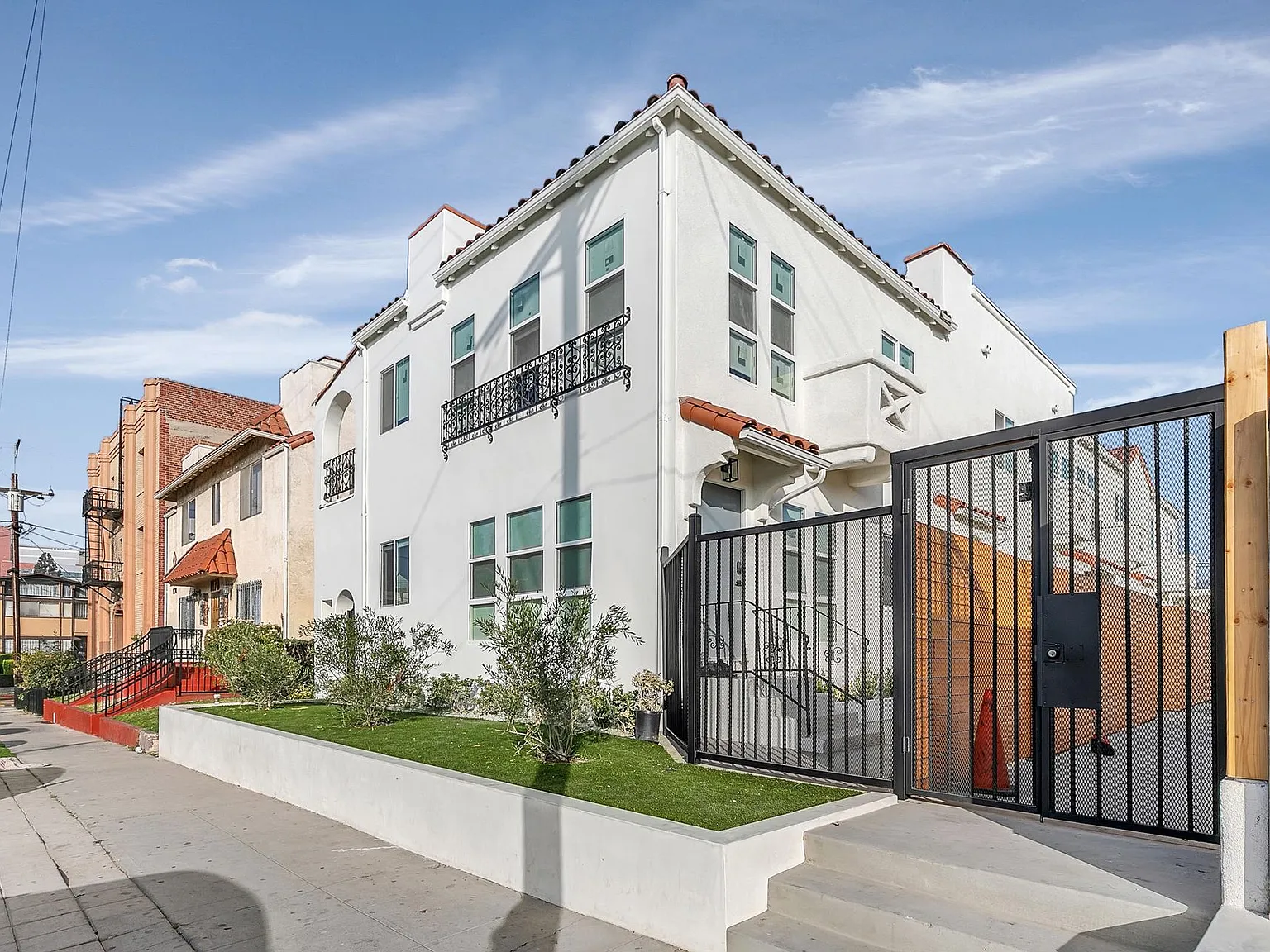 1174 N Madison Ave beautifully remodeled oasis — Photo 4