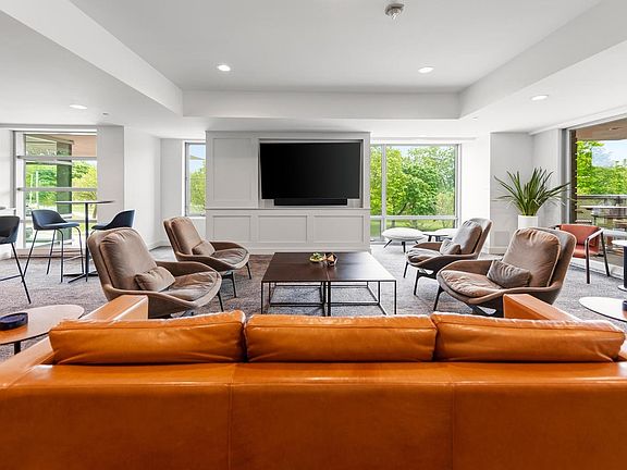 4th image of 923 E Kilbourn AVENUE #1803