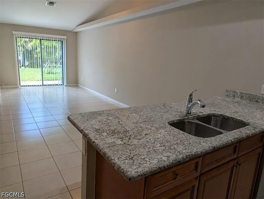 3 bed, 2.0 bath, 1209 sqft, $1,600 — Photo 2