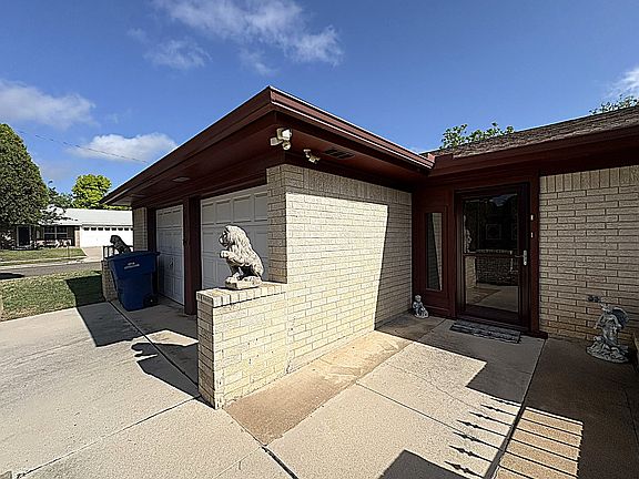 3rd image of 1613 Velma Ave