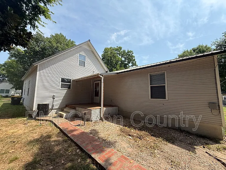 212 W Pecan St — Photo 16