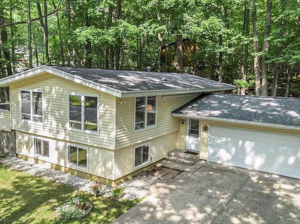 2802 Holiday Pines Rd, Traverse City, MI 49686