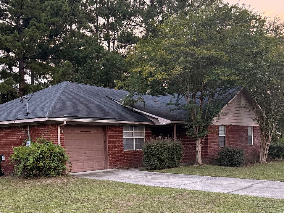 front:: 1 - car garage and main entrance