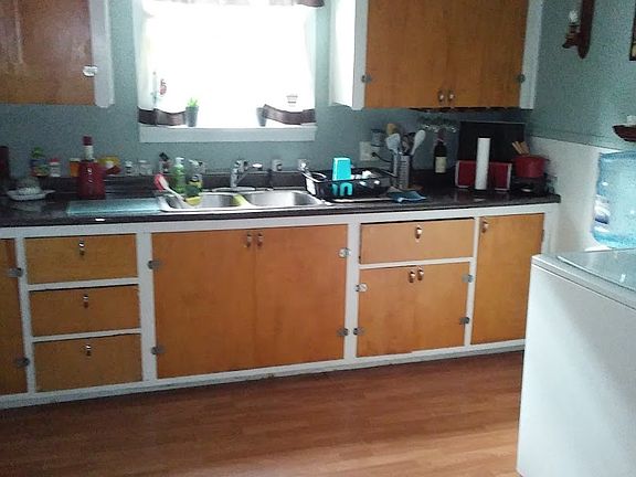 5th image of 627 Deer St