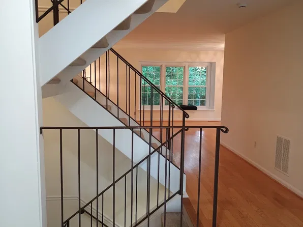 5424 Helm Ct, Fairfax, VA 22032