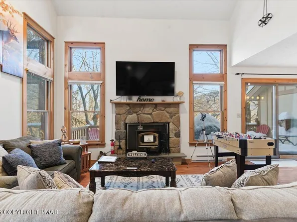 393 Vista Dr, Tannersville, PA 18372