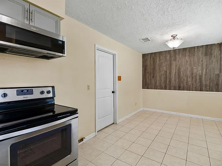 9718 Shady Tree Ln — Photo 10