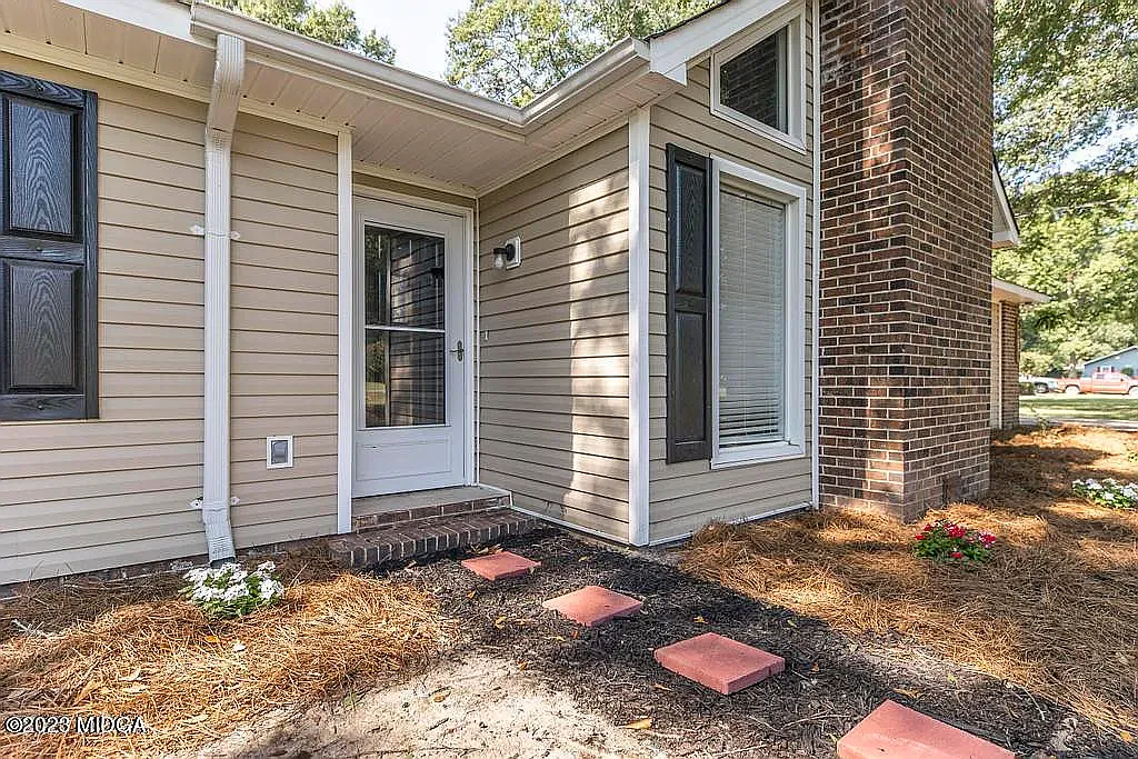 5536 Robie Dr — Photo 3