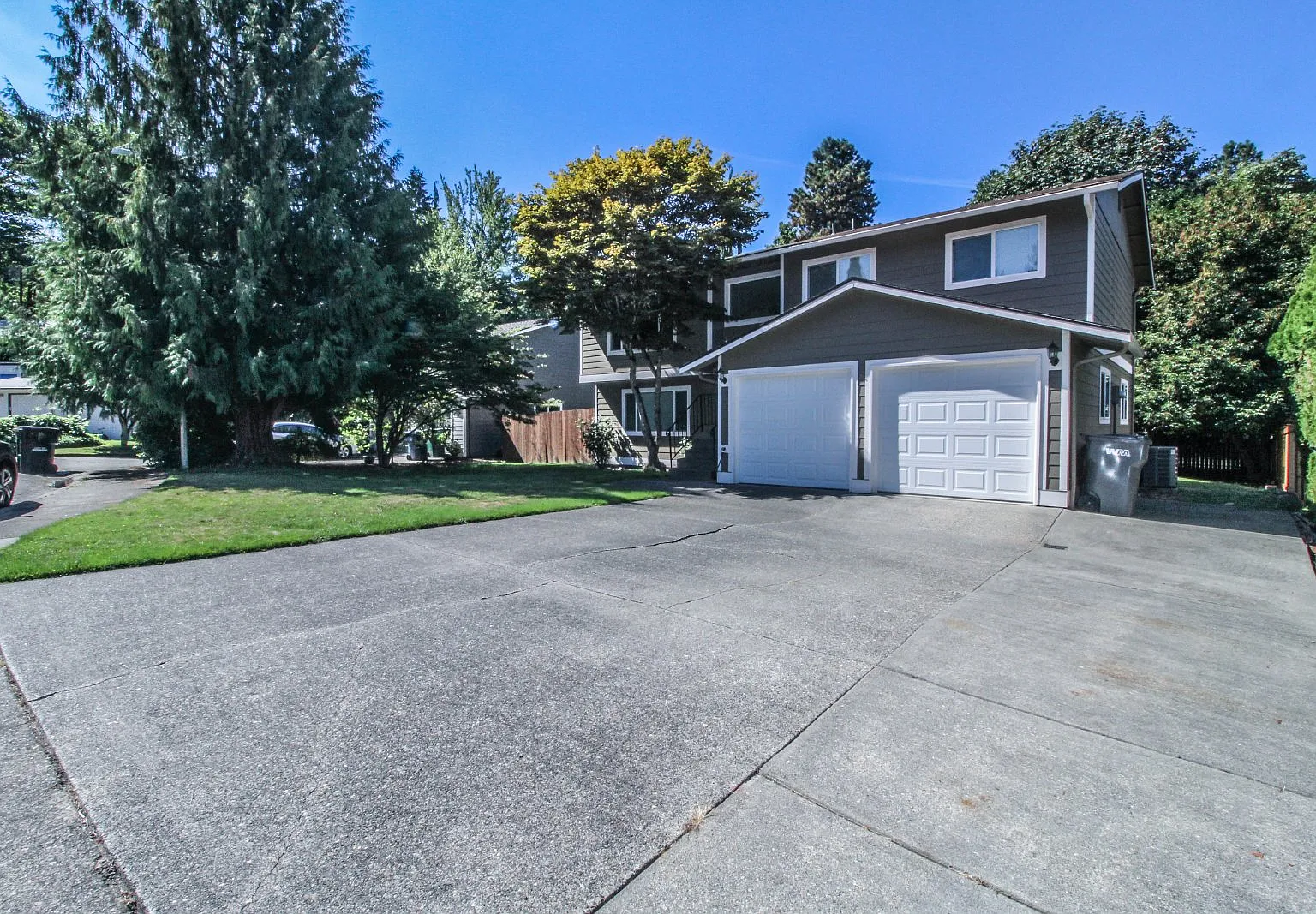 4 bed, 2.0 bath, 1890 sqft, $3,700 — Photo 2