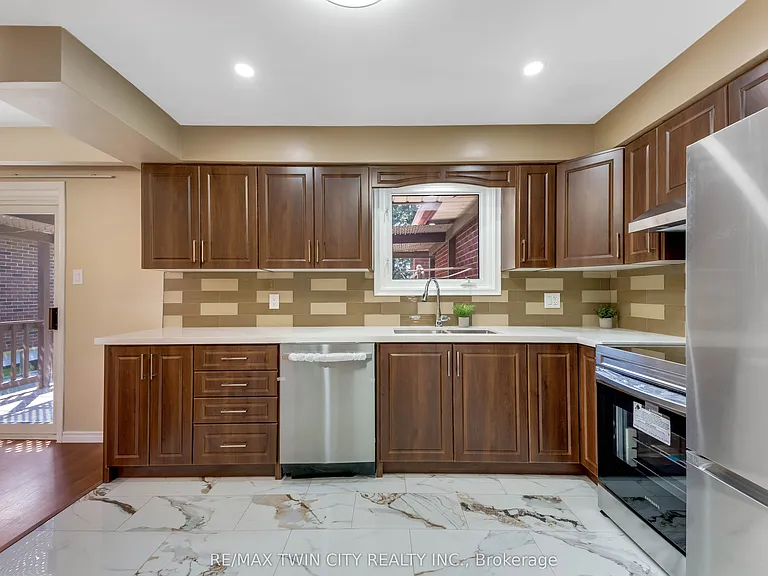 402 Lakeview Dr — Photo 10