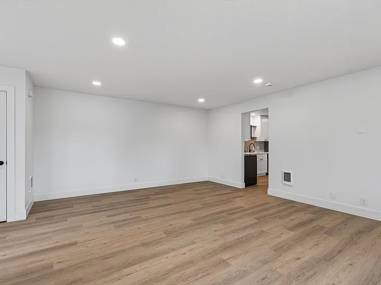 302 3rd St #2 — Photo 2
