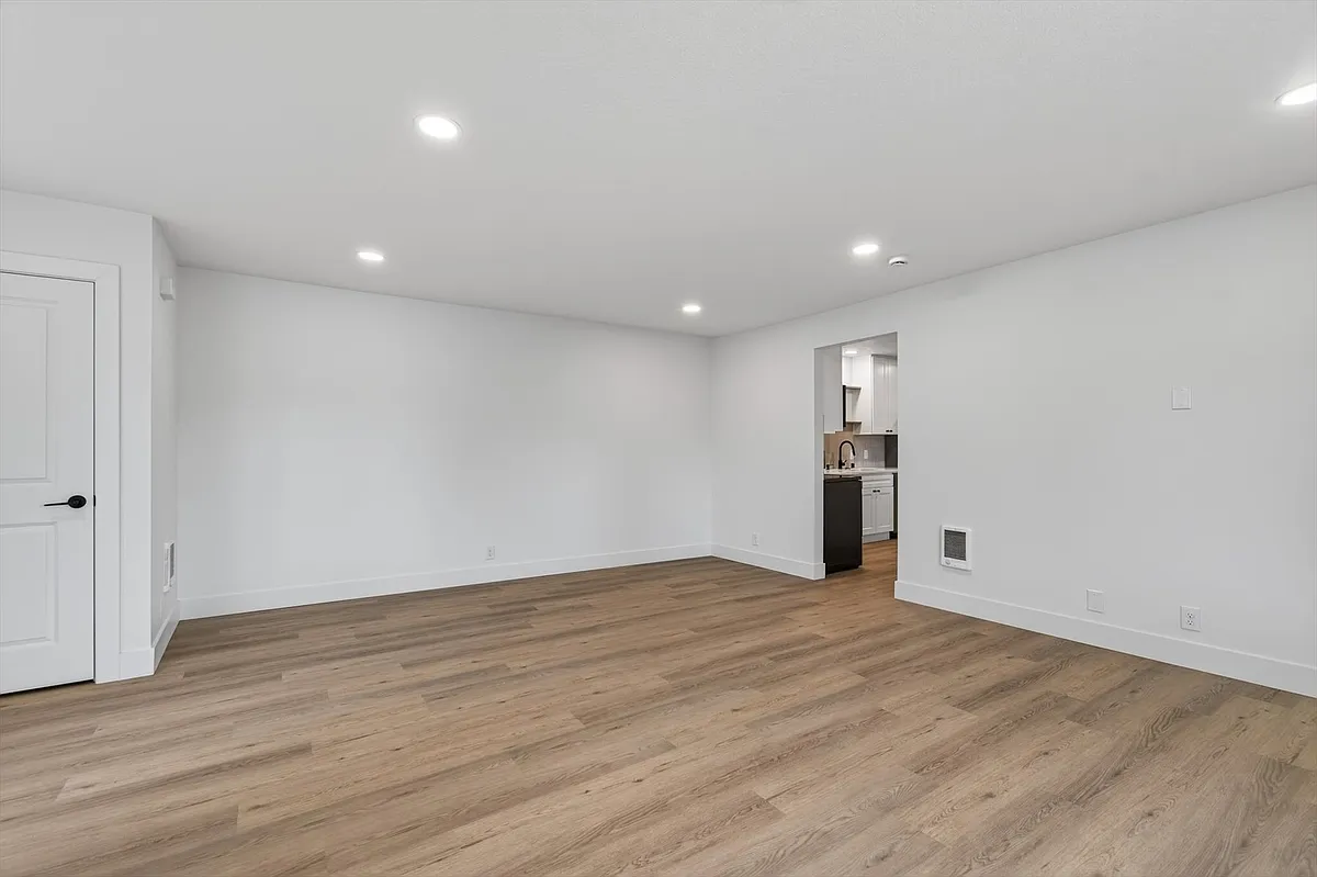 Building Photo - 302 3rd St #2