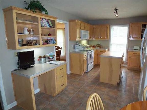 4th image of 551 Wooten St
