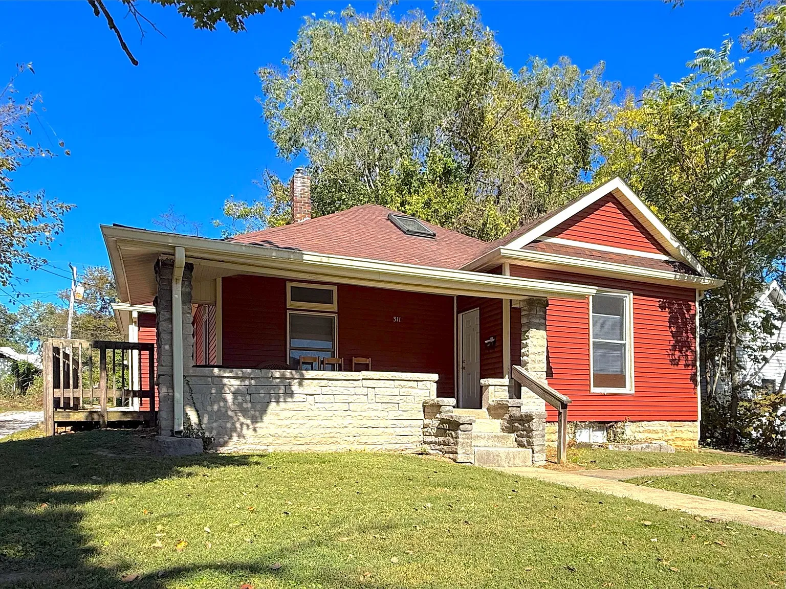 **August 2027** Amazing Downtown Location Near IU!! Spacious 5 Bed, 2 Bath House with a Backyard!! — Photo 1