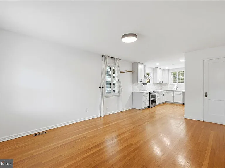 1008 Bashford Ln — Photo 9