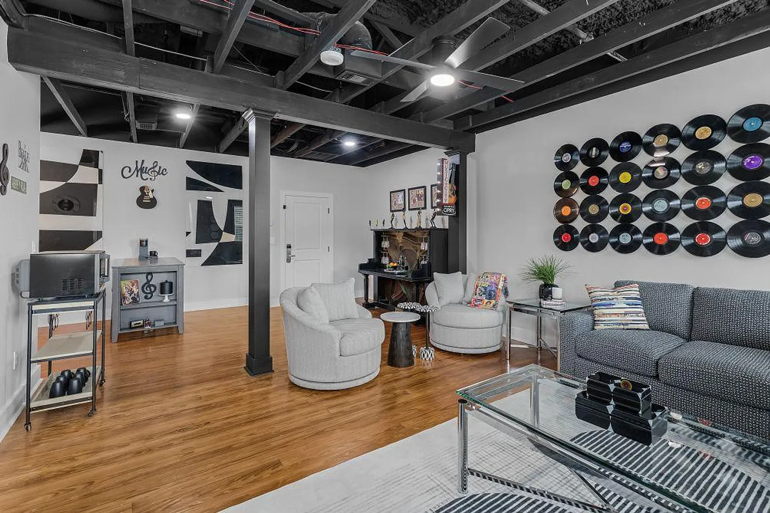 1 bed, 1.0 bath, 699 sqft, $4,200 — Photo 4