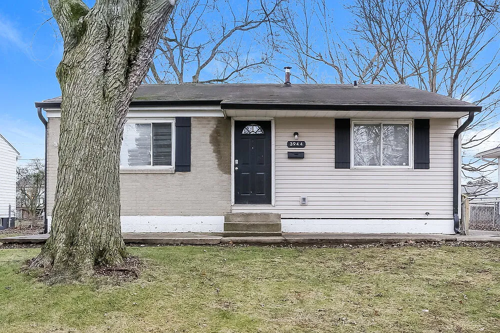 4 bed, 2.0 bath, 1382 sqft, $2,040 — Photo 1