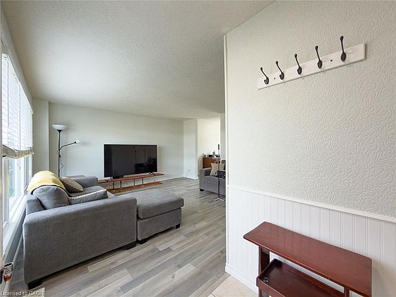 5th image of 724 Parkview Cres