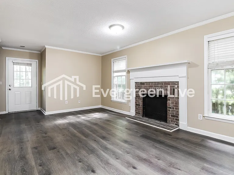 102 Devonwood Ct — Photo 3