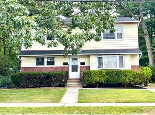 5 Hallock St, Farmingdale, NY 11735